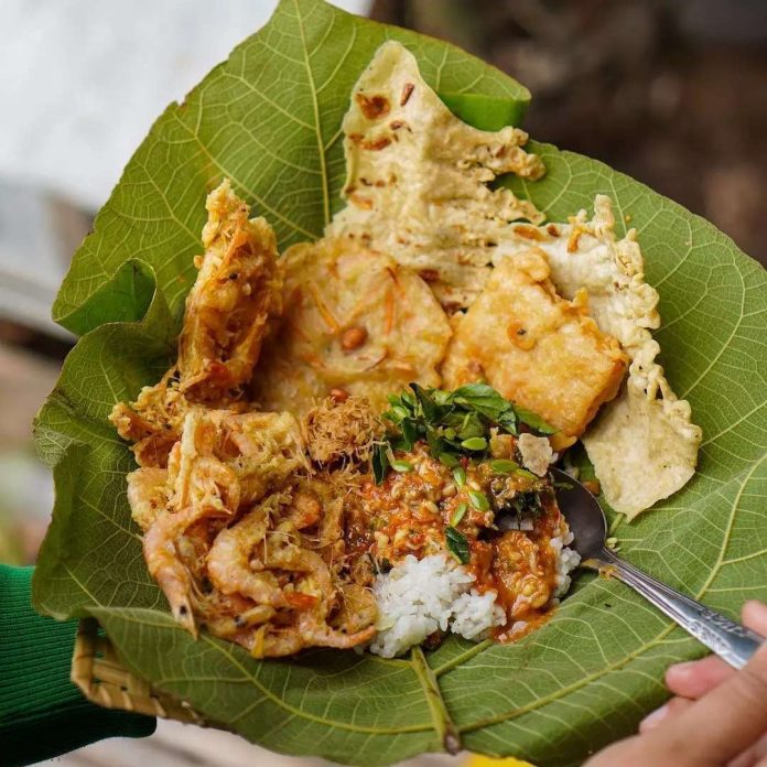 Menikmati Nasi Pecel Ngawi dengan Bungkus Daun Jati